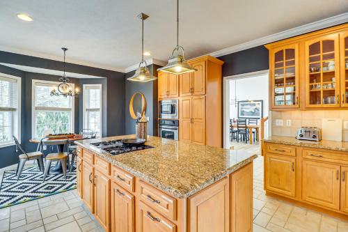 صورة لـ Screened Porch and Fire Pit Spacious Pocono Retreat في Pocono Pines