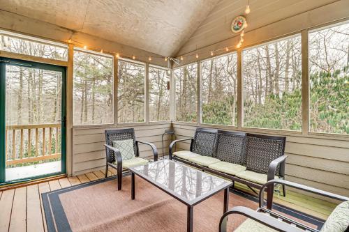 صورة لـ Screened Porch and Fire Pit Spacious Pocono Retreat في Pocono Pines