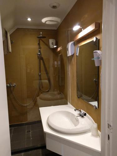 Ein Badezimmer in der Unterkunft Canalview Hotel Ter Reien