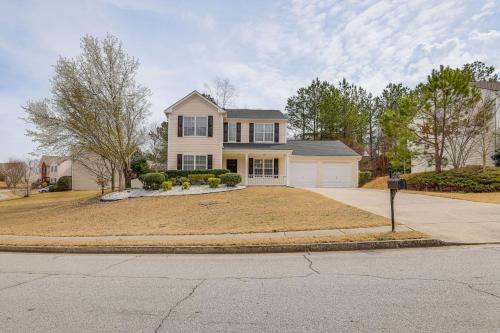 Φωτογραφία από το άλμπουμ του 14 Mi to Lake Lanier Family Home with Yard σε Buford