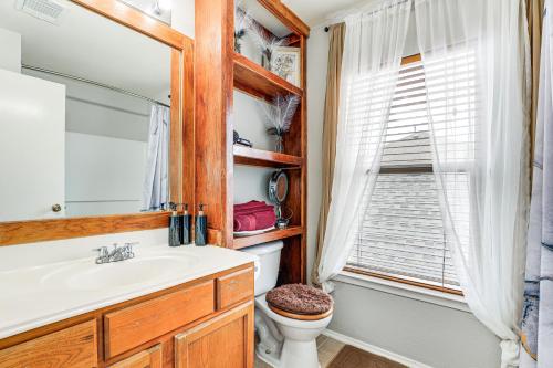 Koupelna v ubytování 12 Mi to Energy Corridor Family Home with Grill!