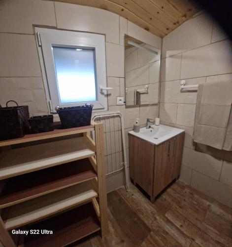 a small bathroom with a sink and a window at Las Traviesas CABAÑA in Candeleda