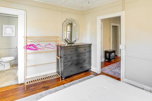 Ένα μπάνιο στο Walk to Dtwn Hudson Cozy Upstate Apartment