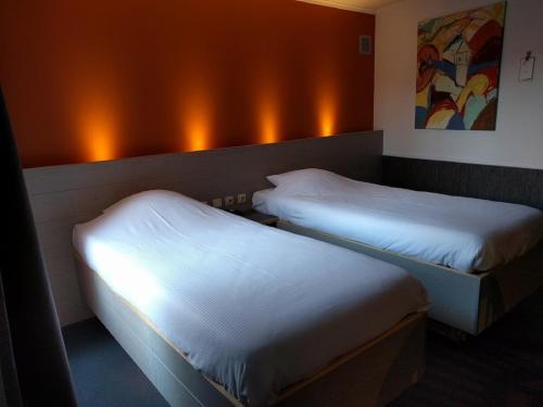 Ein Bett oder Betten in einem Zimmer der Unterkunft Canalview Hotel Ter Reien