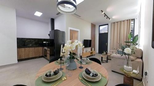 a living room with a table and a couch at Apartamento Marea in Castell de Ferro