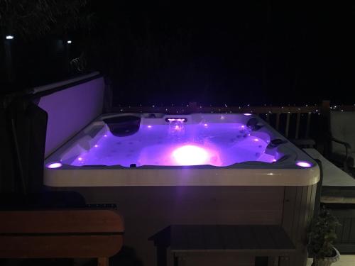 Φωτογραφία από το άλμπουμ του Logi-Bear Lodge with Hot Tub σε Felton