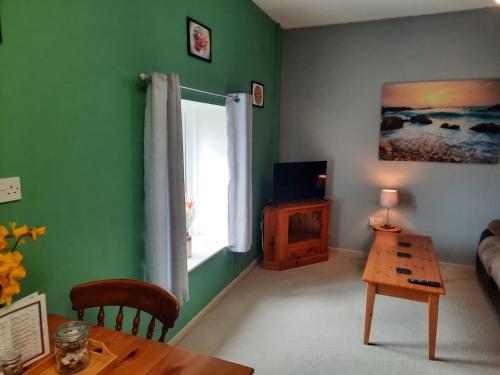 Televisyen dan/atau pusat hiburan di Brookside Apartment