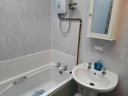 Bilik mandi di Brookside Apartment