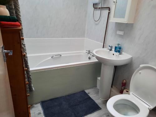 Bilik mandi di Brookside Apartment