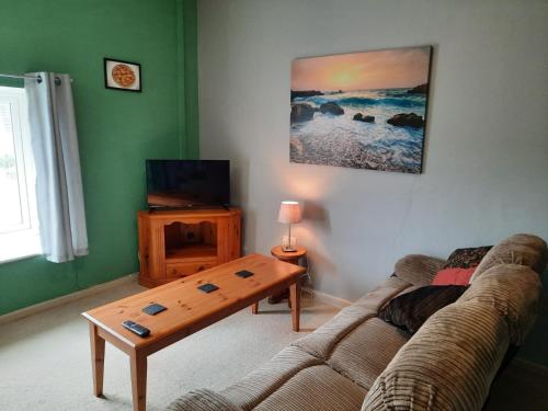Televisyen dan/atau pusat hiburan di Brookside Apartment
