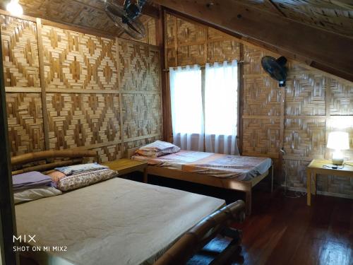 a room with two beds and a window in it at Dadatan Getaway in Magamomo