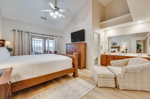 Un dormitorio con una cama, un sofá y una silla. en Walk to Branson Strip Inviting Condo!, en Branson