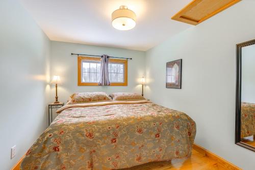 Ένα ή περισσότερα κρεβάτια σε δωμάτιο στο Lakefront Home with Private Dock in Alpine!