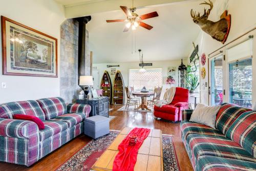 Un lugar para sentarse en The Treehouse in Cherokee Village Deck and Views