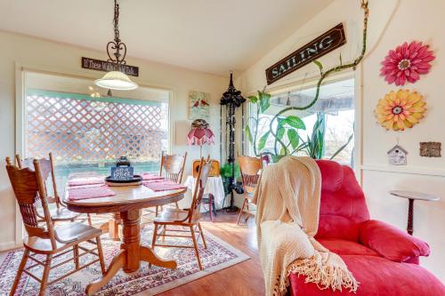 Un lugar para sentarse en The Treehouse in Cherokee Village Deck and Views