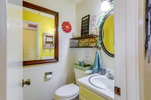 Un baño de The Treehouse in Cherokee Village Deck and Views