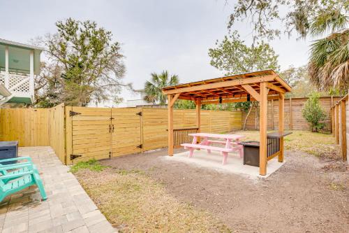 Taman di luar Walk to Beach Getaway with Fire Pit in St Augustine