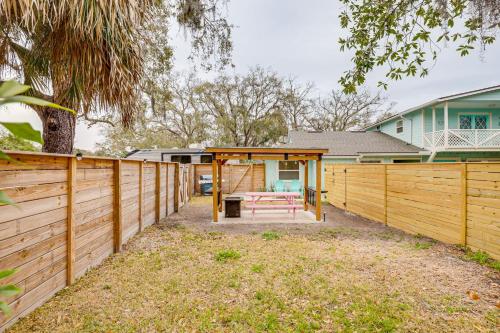 Taman di luar Walk to Beach Getaway with Fire Pit in St Augustine