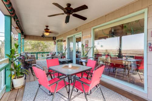 Galería fotográfica de The Treehouse in Cherokee Village Deck and Views en Hardy