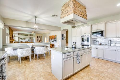 Dapur atau dapur kecil di Luxe Mtn-View Mansion with Hot Tub in Phoenix!