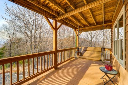 Balkón nebo terasa v ubytování Deck and Views Blue Ridge Mountain Cabin