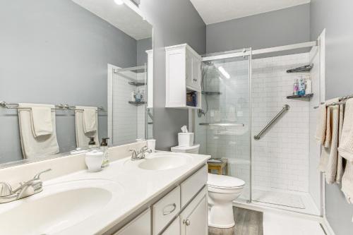 Ένα μπάνιο στο Scenic Water Views Lakefront Home in McCormick!