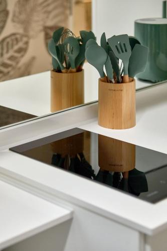 a shelf with two wooden containers of plants at Alonso Quijano in Alcalá de Henares