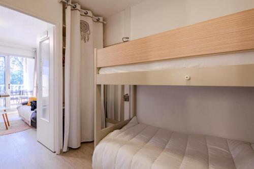 - une chambre avec des lits superposés et un balcon dans l'établissement Résidence Saint-Raphaël Valescure - maeva Home - Studio avec terrasse 4 personnes - Sélection - super Home MAE-7091, à Valescure
