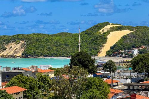 vista sulla città e su una spiaggia con collina di Premium Flat Ponta Negra Natal a Natal