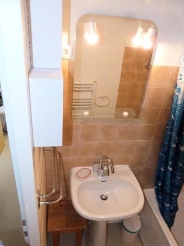 une salle de bain avec un lavabo et un miroir dans l'établissement Residence Le Thymel - 2 pièces cabine 4 personnes exposé Est MAE-8644, à Valloire