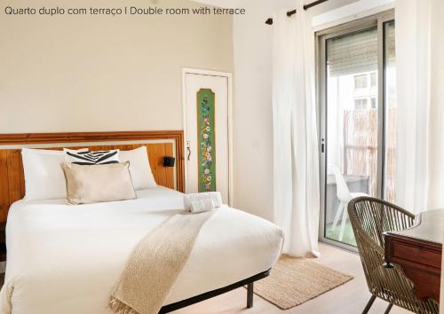 um quarto com uma cama branca e uma janela em Soar Home I Urban Nest - Near Airport & Green Park em Lisboa