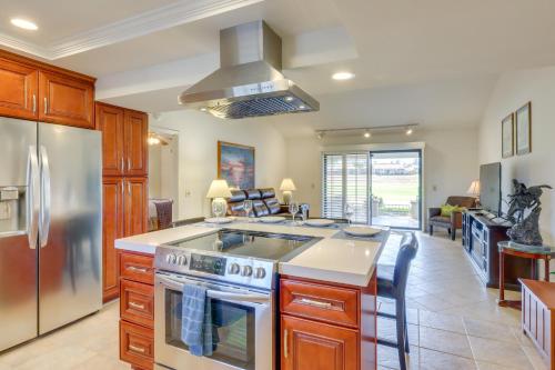 Η κουζίνα ή μικρή κουζίνα στο Spacious Condo with Mtn Views in Palm Desert!