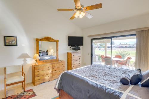 Ένα ή περισσότερα κρεβάτια σε δωμάτιο στο Spacious Condo with Mtn Views in Palm Desert!