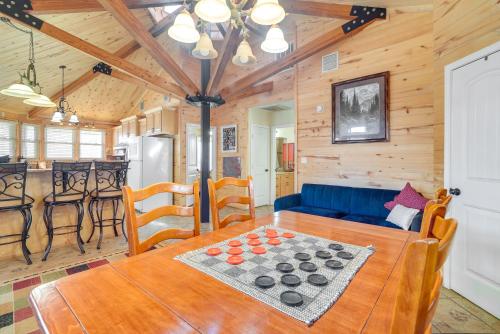 Fire Pit, Views Lakefront Toledo Bend Retreat!にあるシーティングエリア