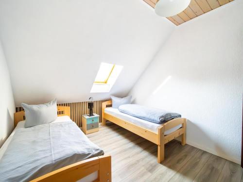 une chambre avec deux lits et une fenêtre dans l'établissement Forest Villa with Sauna, à Elend