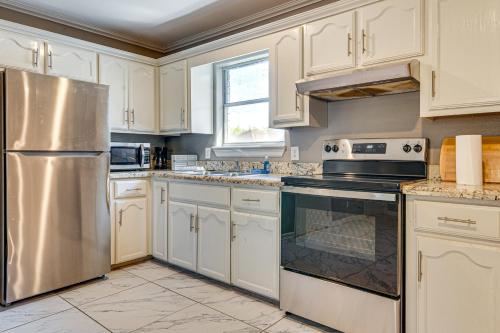 Η κουζίνα ή μικρή κουζίνα στο Close to Town and Med Center Weslaco Home