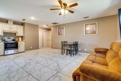 Η κουζίνα ή μικρή κουζίνα στο Close to Town and Med Center Weslaco Home