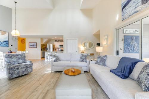 Spacious Sea Colony Condo with Pool Access!にあるシーティングエリア