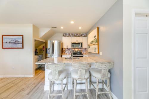 Spacious Sea Colony Condo with Pool Access!にあるキッチンまたは簡易キッチン