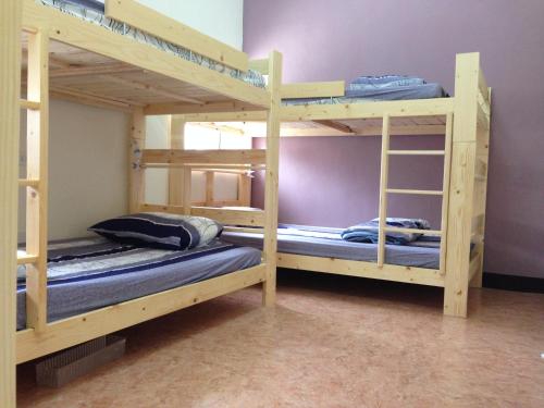 Llit o llits en una habitació de Go home backpackers
