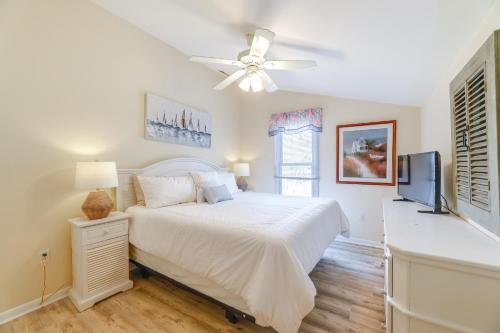 Spacious Sea Colony Condo with Pool Access!にあるベッド