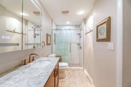 Ένα μπάνιο στο Spacious Sea Colony Condo with Pool Access!