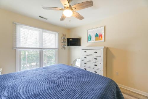 Spacious Sea Colony Condo with Pool Access!にあるベッド