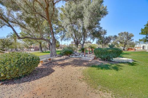 Κήπος έξω από το Sunny Retreat with Private Patio in Green Valley!
