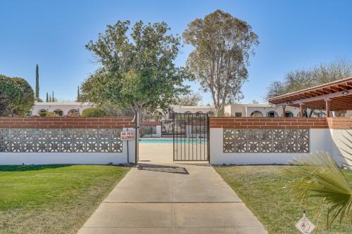 Κήπος έξω από το Sunny Retreat with Private Patio in Green Valley!