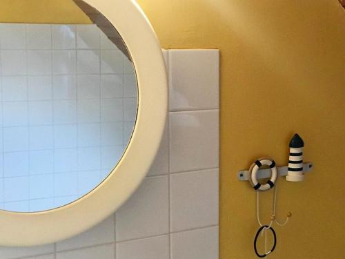 La salle de bains est pourvue d'un miroir et d'une douche noire et blanche. dans l'établissement Water front Tradition breton fisherman house, à Carantec