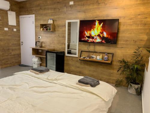 a large bed in a room with a fire on the wall at 8kmלחרמון in Majdal Shams