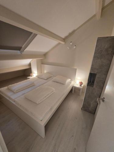 una camera da letto con un grande letto bianco in una stanza di De Mossel 147 a Bruinisse