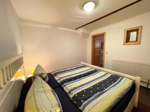 Un pequeño dormitorio con una cama en la esquina en Ferienwohnung Sina OG Hof Döttgebüll, en Aventoft