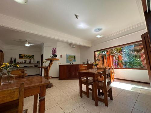 a living room with a table and a dining room at Pousada Sunset in Itacaré